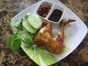 Ayam goreng enak, gurih, dengan sambal terasi dan lalapan.