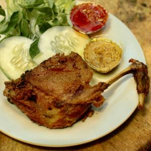 Bebek Goreng enak, gurih dengan sambal dan kare hijau.