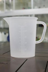 2. Gelas Ukur Plastik dengan Banyak Kelebihan.