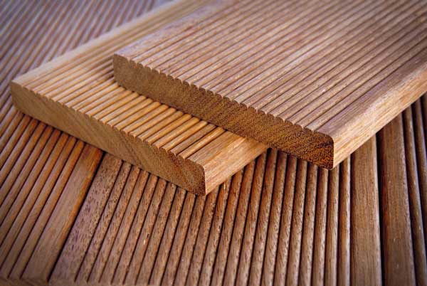 Kayu Merbau dalam Bentuk Decking tersedia di Indo Jati Utama