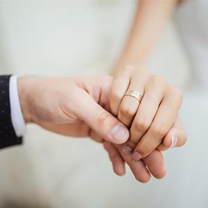 Simbol Cinta Sejati dengan Cincin Kawin